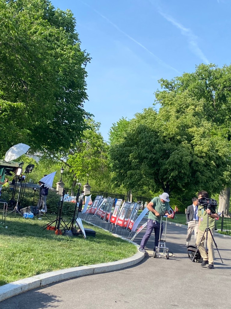 Carteles en el perímetro del jardín norte de la Casa Blanca. Por Valesca Ricardo