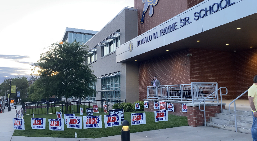 El debate se realizó en la Escuela Técnica Donald M. Payne Sr., en Newark.
